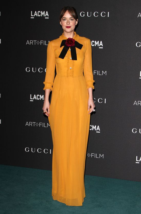 Dakota Johnson ze szminką na zębach i w musztardowej sukni