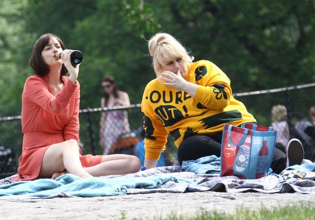 Dakota Johnson pije z gwinta (FOTO) Dakota Johnson pije z gwinta (FOTO)