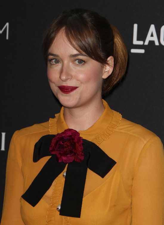 Dakota Johnson ze szminką na zębach i w musztardowej sukni