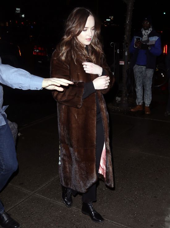 Ojej. Dakota Johnson pozbawiła się szansy na tytuł najlepiej ubranej Ojej. Dakota Johnson pozbawiła się szansy na tytuł najlepiej ubranej