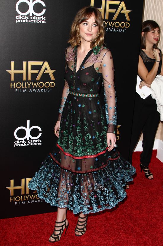 Dakota Johnson zachwyca twarzą, odpycha stopami (FOTO)