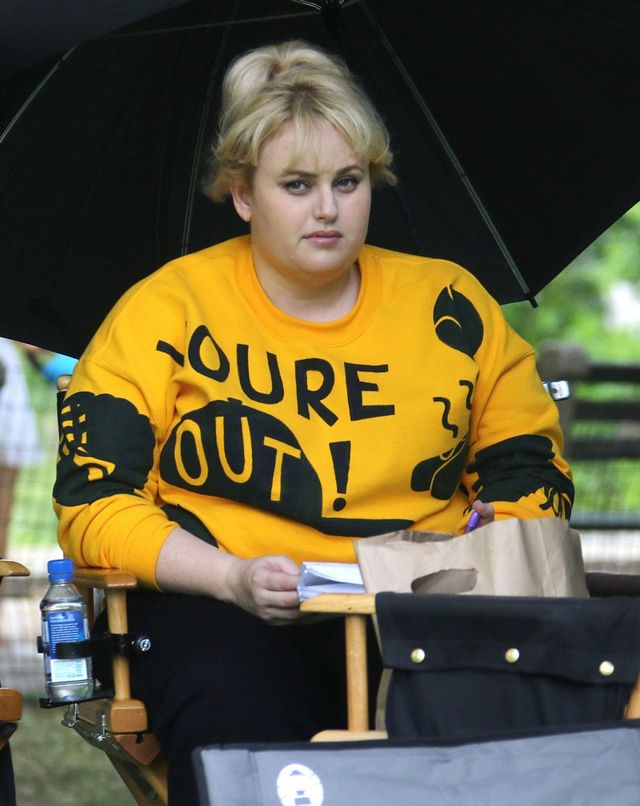 Dakota Johnson pije z gwinta (FOTO) Dakota Johnson pije z gwinta (FOTO)