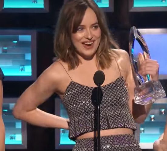 Wielka wpadka Dakoty Johnson podczas rozdania PCA (VIDEO) Wielka wpadka Dakoty Johnson podczas rozdania PCA (VIDEO)