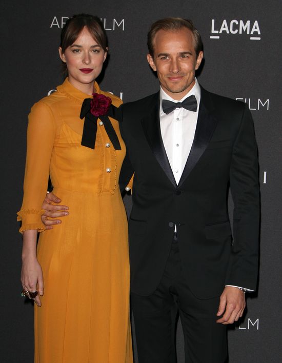 Dakota Johnson ze szminką na zębach i w musztardowej sukni