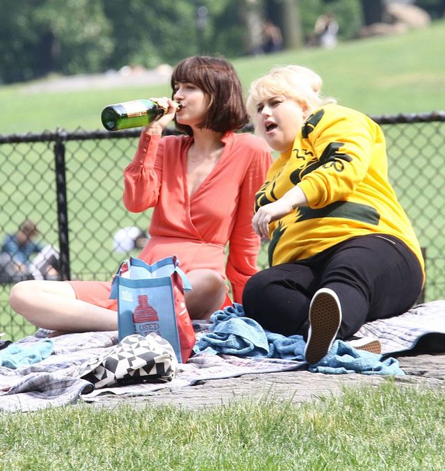 Dakota Johnson pije z gwinta (FOTO)