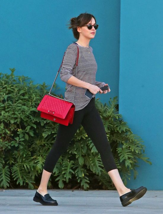 Dakota Johnson wciąż na bakier z modą? (FOTO)