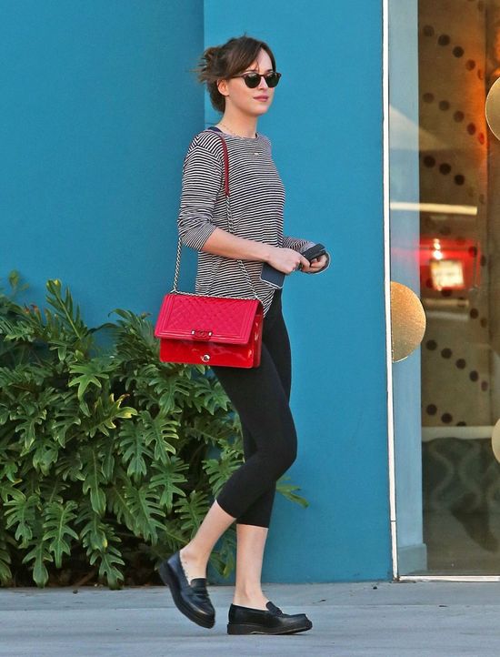 Dakota Johnson wciąż na bakier z modą? (FOTO)