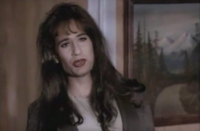 Poznajecie tę przystojną panią? O szok. To David Duchovny! 