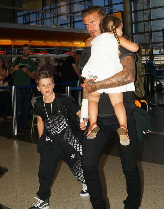 David Beckham sam radzi sobie z gromadką dzieci (FOTO)