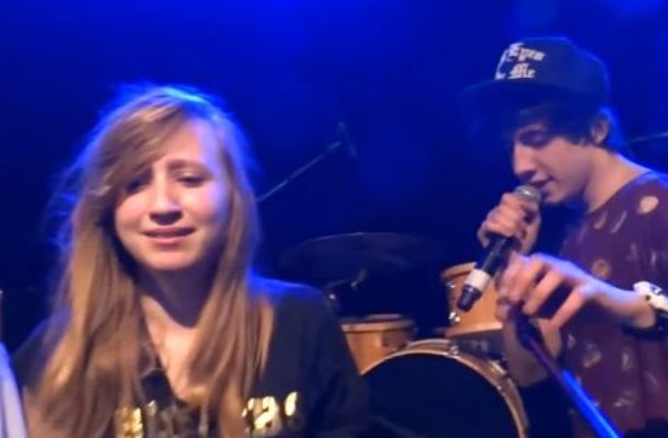 Płaczą, piszczą i tulą się do niego [VIDEO]