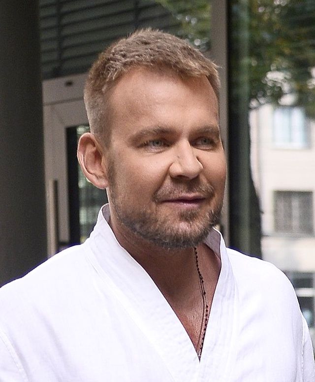 Dawid Woliński w rurkach i klapkach z futerkiem w Dzień Dobry TVN (ZDJĘCIE)