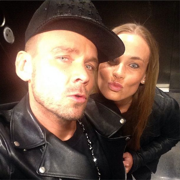 Dawid Woliński pozuje z siostrą w windzie (FOTO)