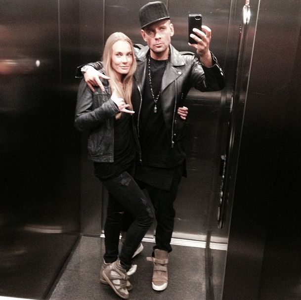 Dawid Woliński pozuje z siostrą w windzie (FOTO)