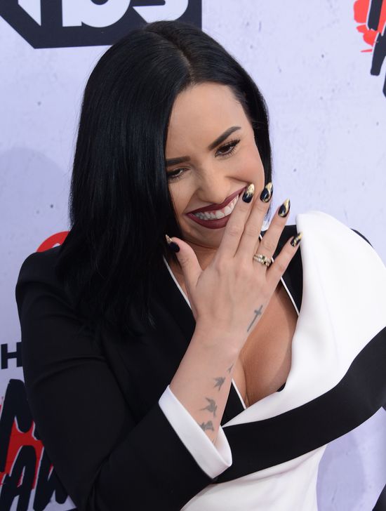 Demi Lovato potknęła się na scenie! Demi Lovato potknęła się na scenie!