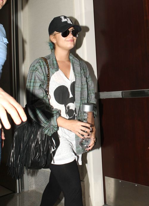 Demi Lovato w baseballówce i kraciastej koszuli (FOTO)