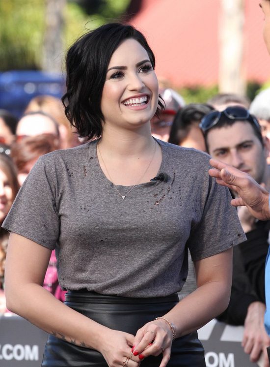 Fajterka! Dźwiga na plecach ponad 11 kg i robi pompki