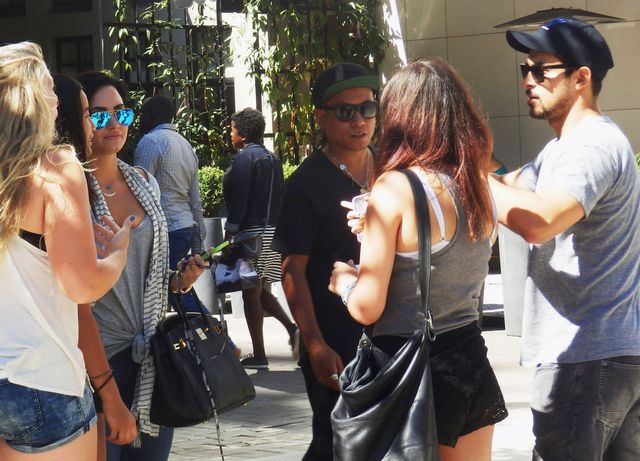 Fani otoczyli Demi Lovato, a jej chłopak... (FOTO)