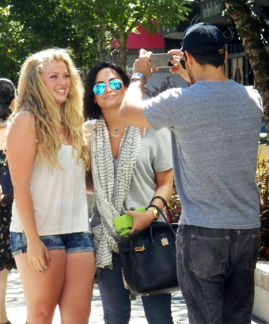 Fani otoczyli Demi Lovato, a jej chłopak... (FOTO)