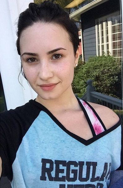 Demi Lovato bez makijażu i bez stanika (FOTO) Demi Lovato bez makijażu i bez stanika (FOTO)