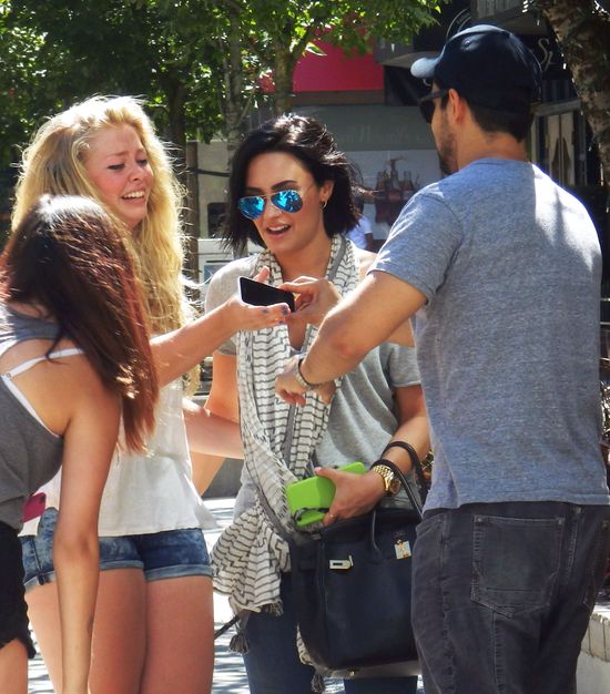 Fani otoczyli Demi Lovato, a jej chłopak... (FOTO)