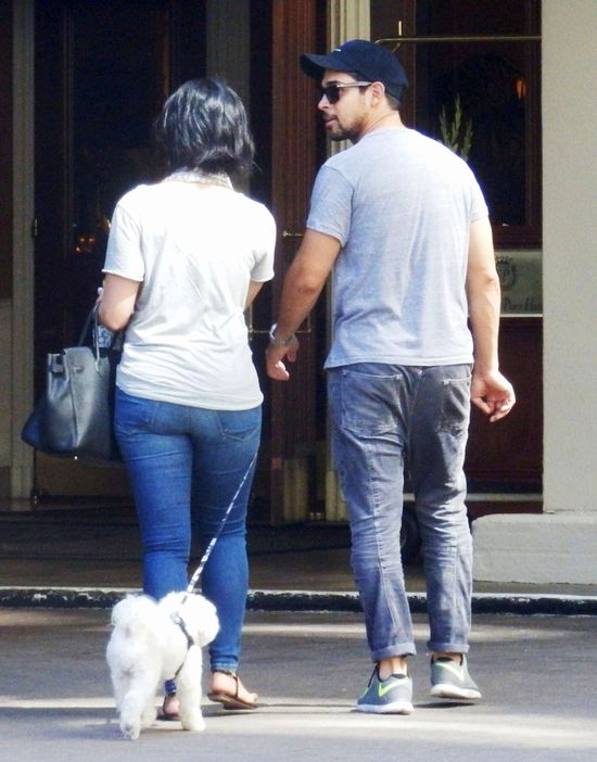 Fani otoczyli Demi Lovato, a jej chłopak... (FOTO)