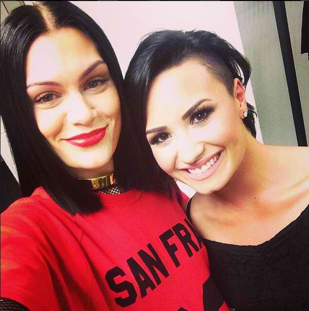 Demi Lovato bez makijażu i bez stanika (FOTO) Demi Lovato bez makijażu i bez stanika (FOTO)