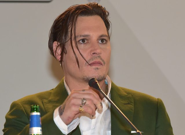 To zdjęcie tylko podsyciło plotki o kłopotach Johnny'ego Dep To zdjęcie tylko podsyciło plotki o kłopotach Johnny'ego Dep