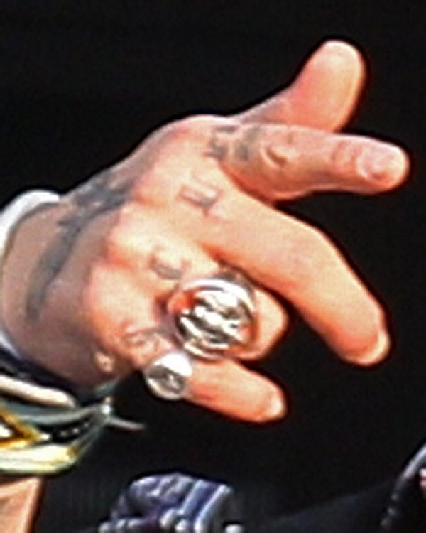 SZOKUJĄcE zdjęcie - Johnny Depp OBCIĄŁ sobie kawałek palca w ataku szału?