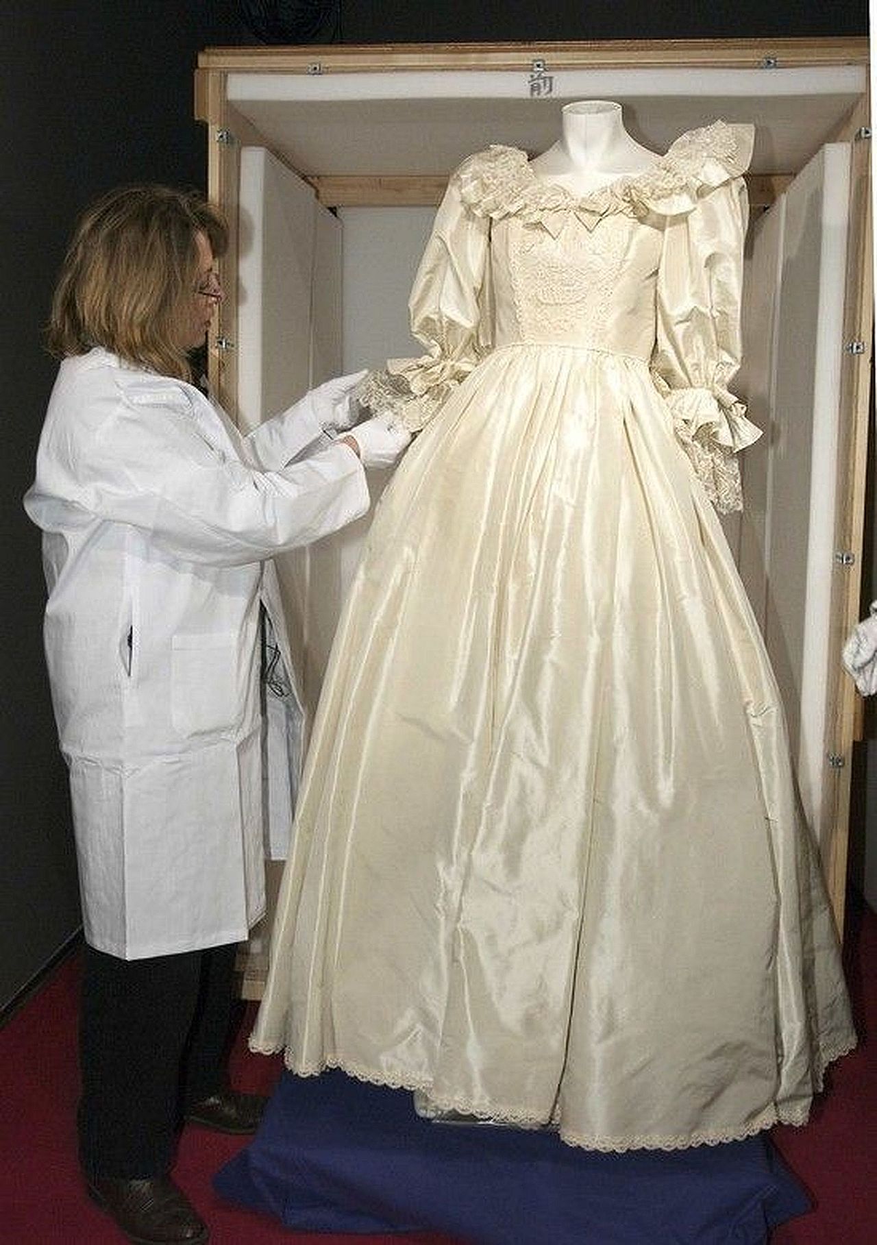 Co się stało z legendarną suknią księżnej Diany?