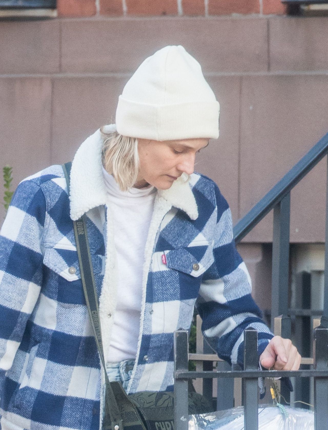 Diane Kruger (42 l.) dźwiga wózek - partner zajął się maluchem (ZDJĘCIA) Diane Kruger (42 l.) dźwiga wózek - partner zajął się maluchem (ZDJĘCIA)