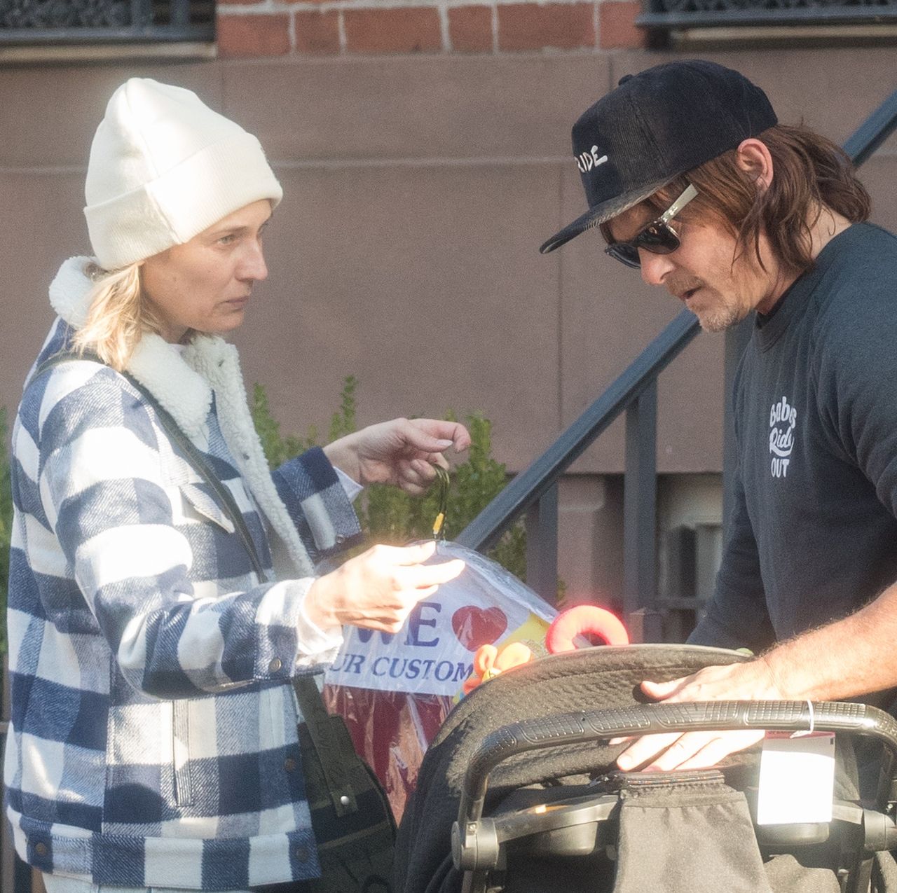 Diane Kruger (42 l.) dźwiga wózek - partner zajął się maluchem (ZDJĘCIA) Diane Kruger (42 l.) dźwiga wózek - partner zajął się maluchem (ZDJĘCIA)