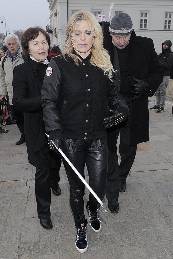 Koszmar! Zdeformowana twarz Dody (FOTO) Koszmar! Zdeformowana twarz Dody (FOTO)