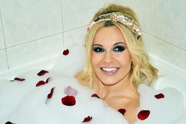 Doda w bieliźnie w kawalerce Jakóbiaka (VIDEO)