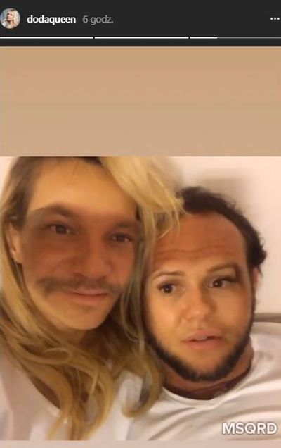 Doda i Emil bawią się telefonem