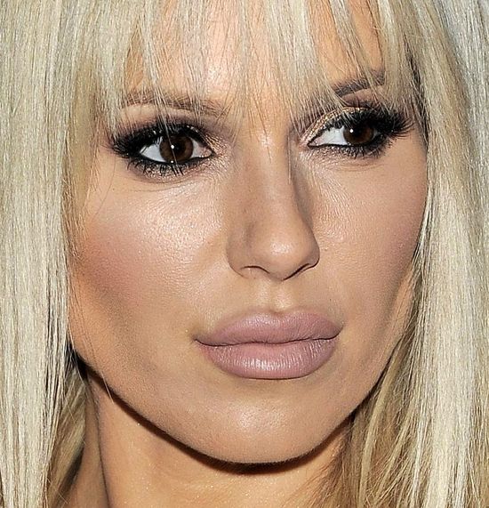 Na czym skupiłeś wzrok? Piersi czy twarz? (FOTO)