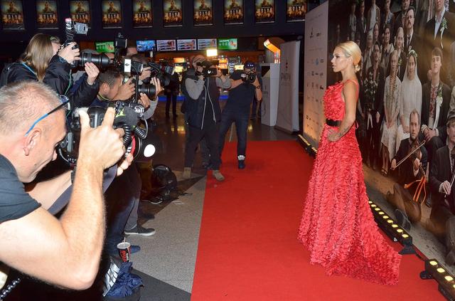 Ksiądz pod zdjęcie Dody na premierze Wołynia: Trzeba mieć kuku-ma niuniu Ksiądz pod zdjęcie Dody na premierze Wołynia: Trzeba mieć kuku-ma niuniu