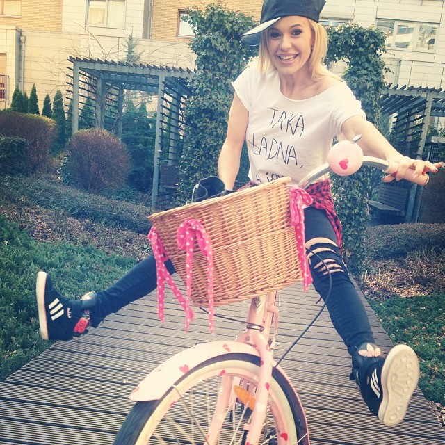 Doda jak licealistka na wagarach (FOTO)