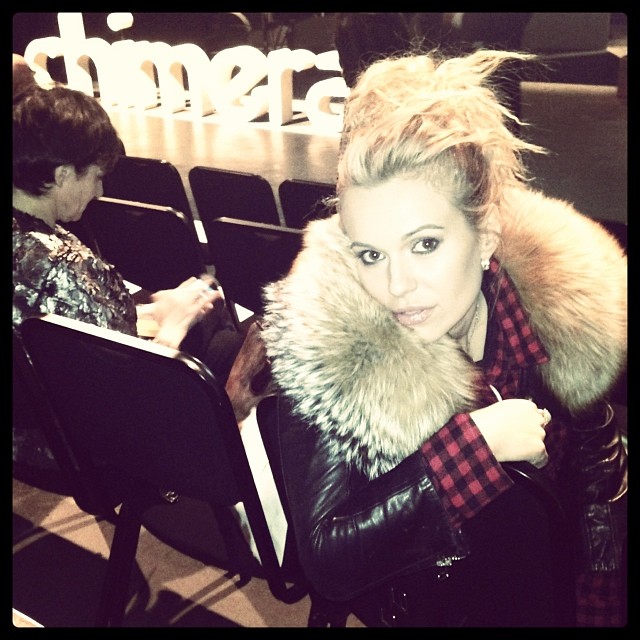 Doda w rockowej stylizacji w teatrze (FOTO)