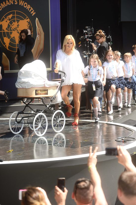 Doda w Opolu - z wózkiem i gromadką dzieci (FOTO)