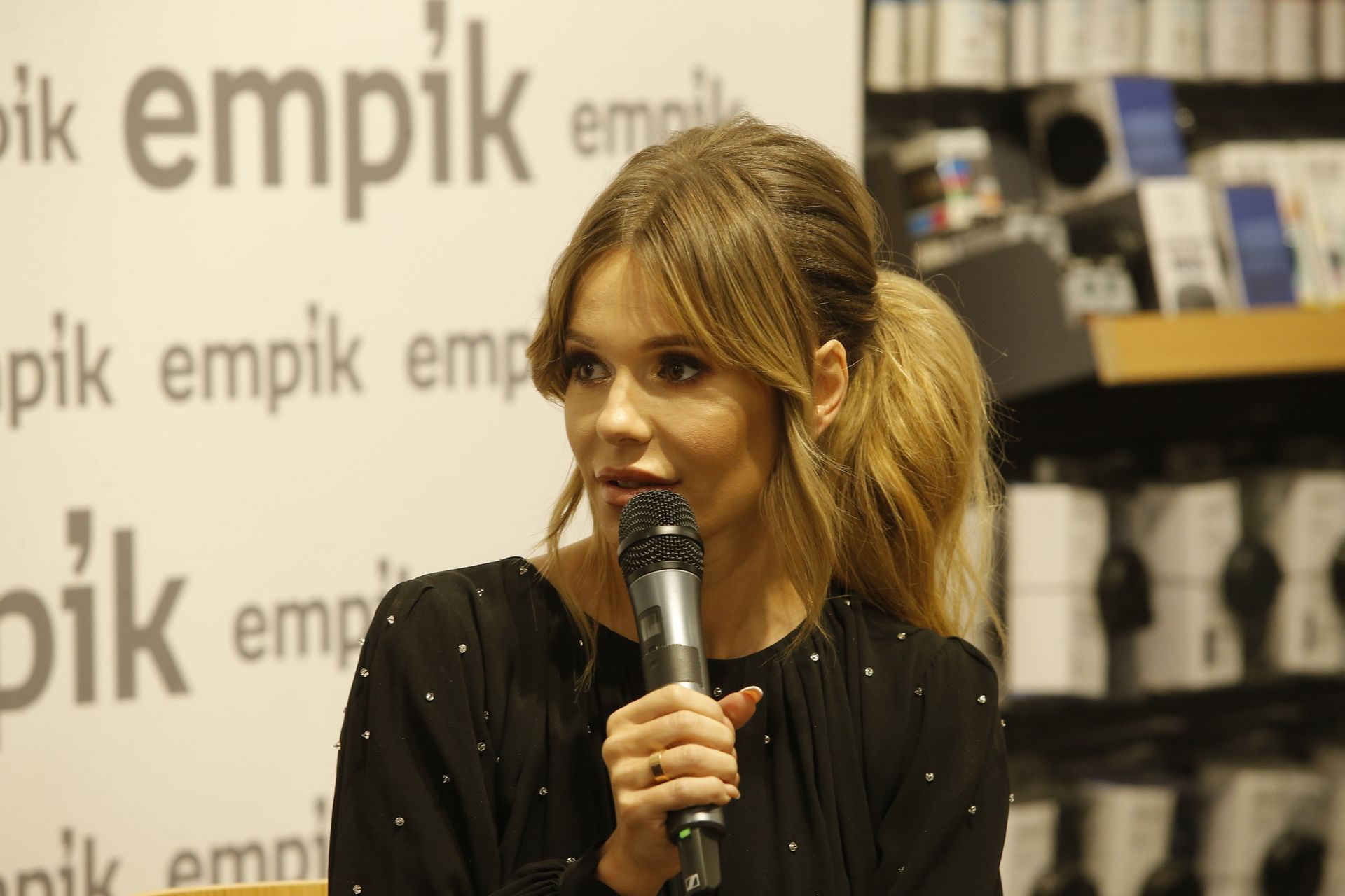 Przygaszona Doda na spotkaniu z fanami podpisuje nową płytę Dorota (ZDJĘCIA)