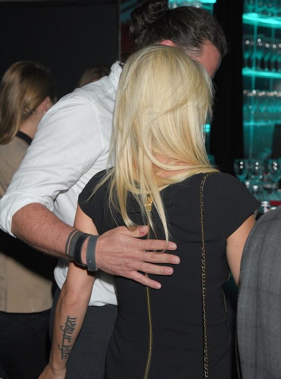 Doda w małej czarnej na premierze w teatrze (FOTO)