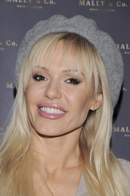 Doda bez biustonosza promuje butik (FOTO)