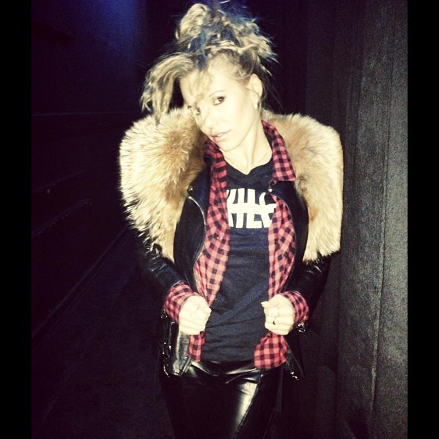 Doda w rockowej stylizacji w teatrze (FOTO)