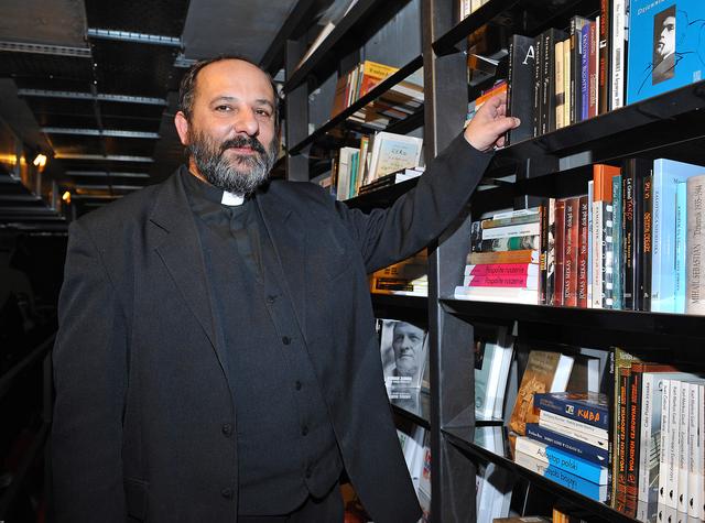 Ksiądz pod zdjęcie Dody na premierze Wołynia: Trzeba mieć kuku-ma niuniu Ksiądz pod zdjęcie Dody na premierze Wołynia: Trzeba mieć kuku-ma niuniu