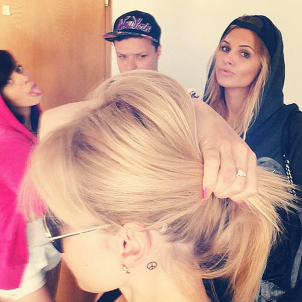 Nowy tatuaż Dody: pacyfka za uchem Nowy tatuaż Dody: pacyfka za uchem