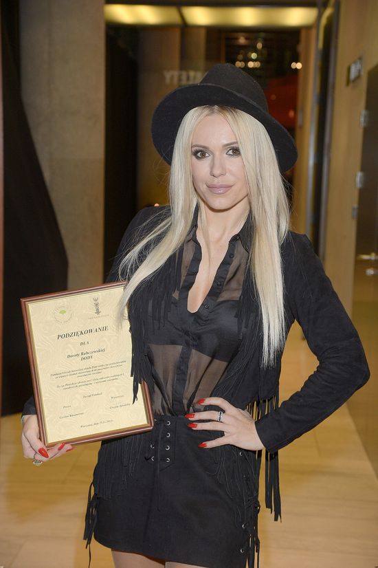 Frędzle, stanik i kapelusz - Doda zmienia styl? (FOTO)