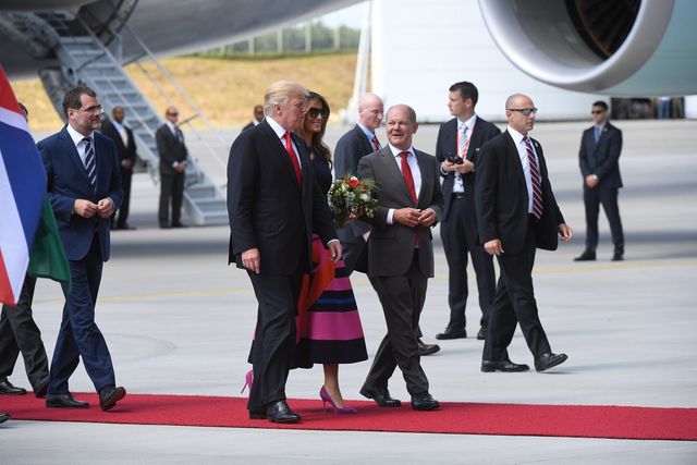 Ekspert protokołu dyplomatycznego o sukience Melanii Trump