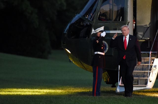 Podmuch wiatru strącił żołnierzowi czapkę z głowy. Co zrobił Donald Trump?