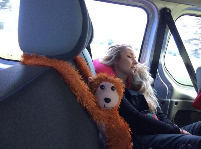 Jak Cleo komunikuje swoje potrzeby fizjologiczne?