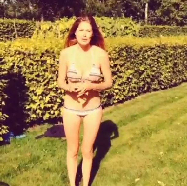 Zrobiła splasha w bikini miesiąc po porodzie! (VIDEO)